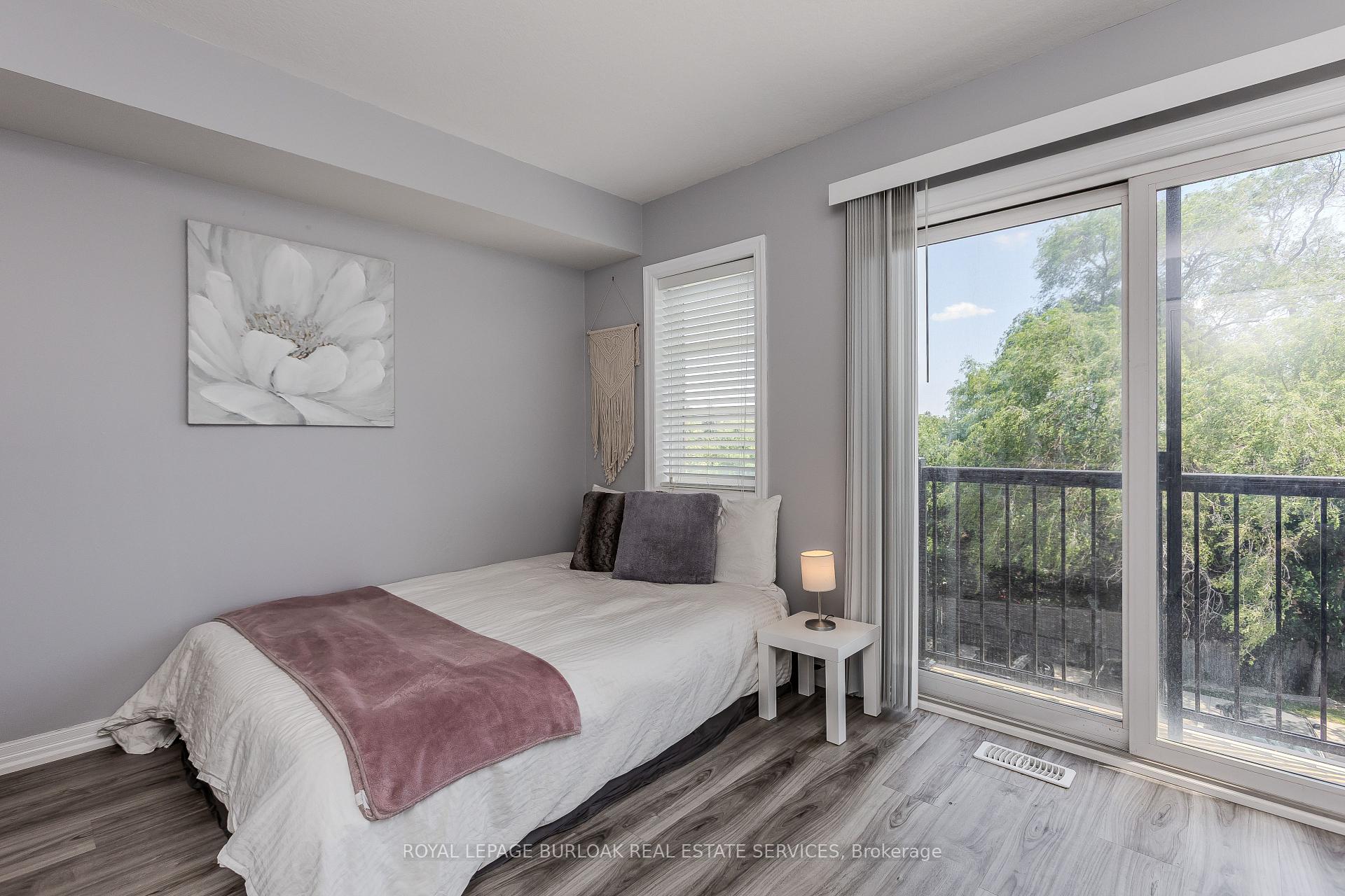2 Bedrooms Condo at 70 Plains, Burlington For sale