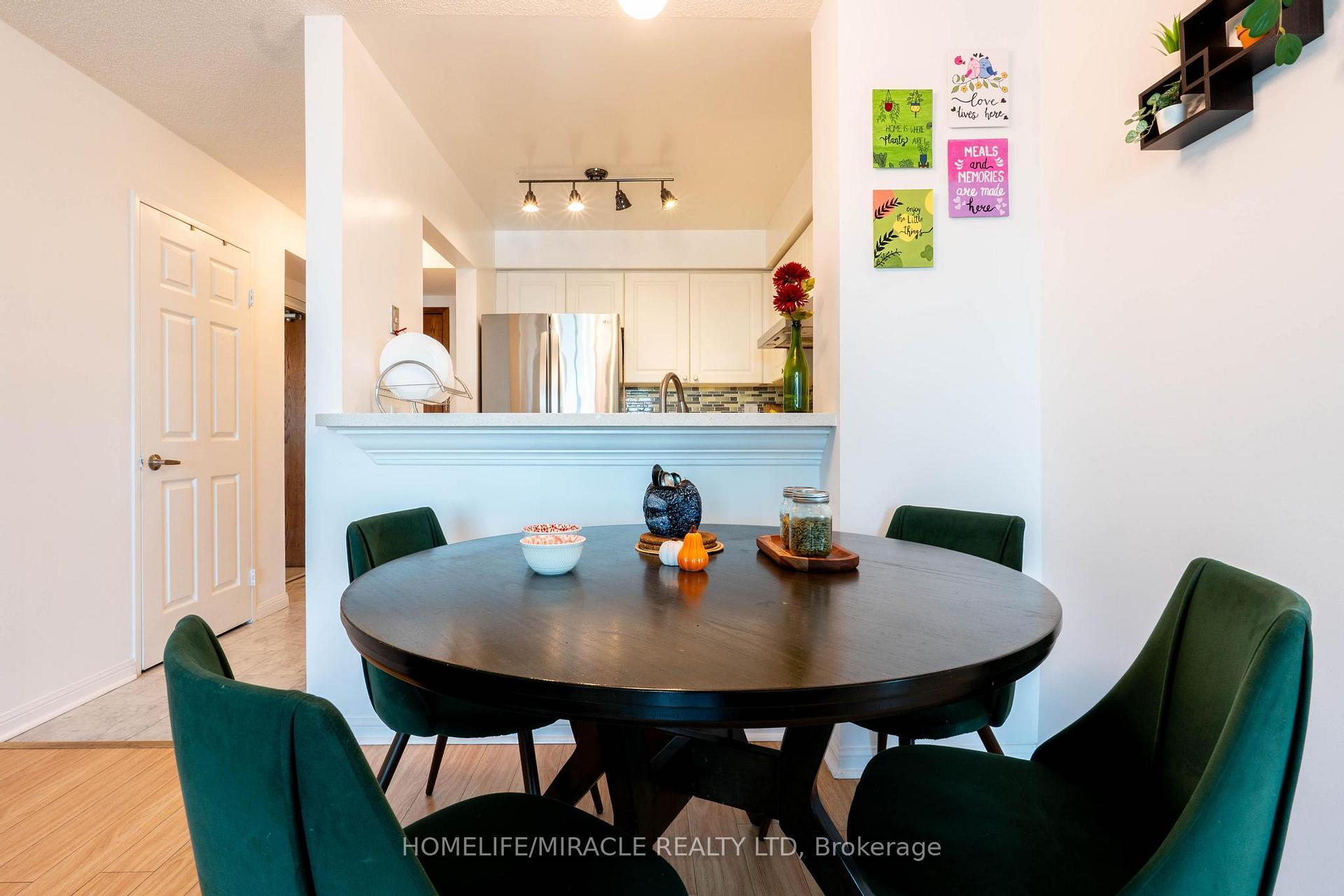 2 Bedrooms Condo at 1 Lee Centre, Toronto For sale