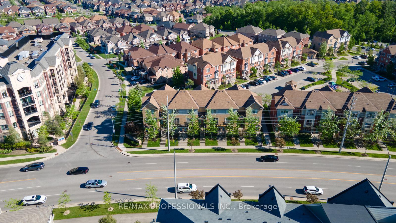 2 Bedrooms Condo at 3070 Thomas, Mississauga For sale