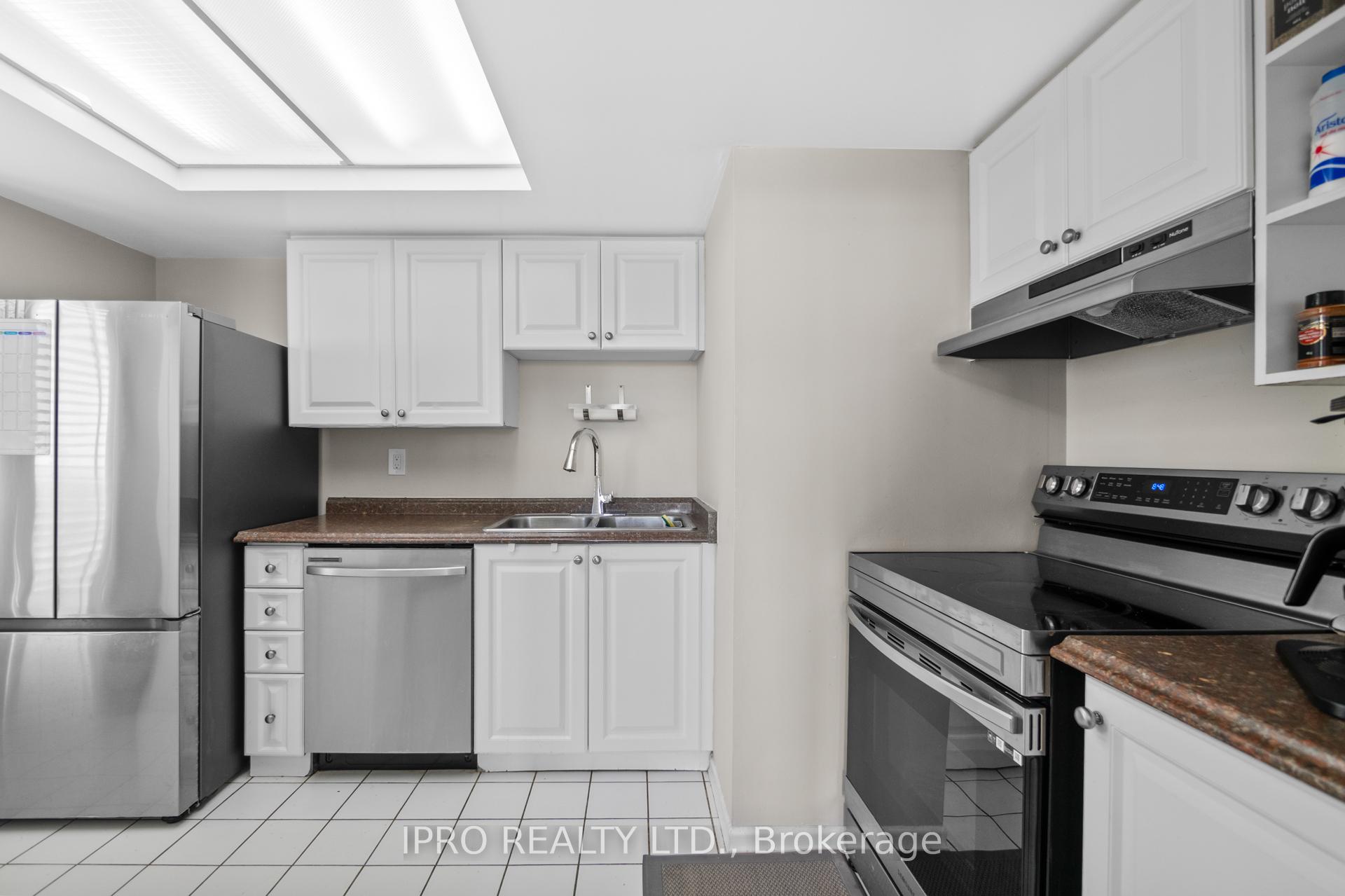 3 Bedrooms Condo at 4460 Tucana, Mississauga For sale