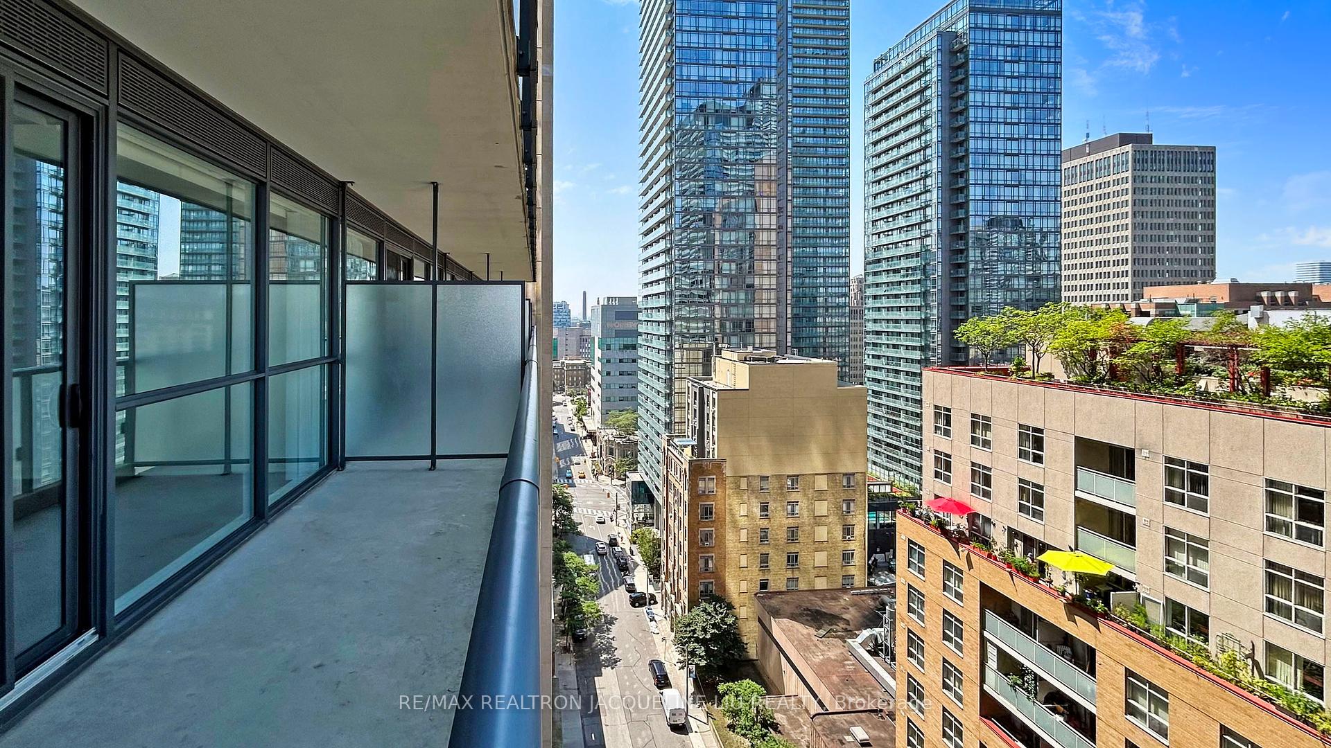 1 Bedroom Condo at 15 Grenville, Toronto For sale