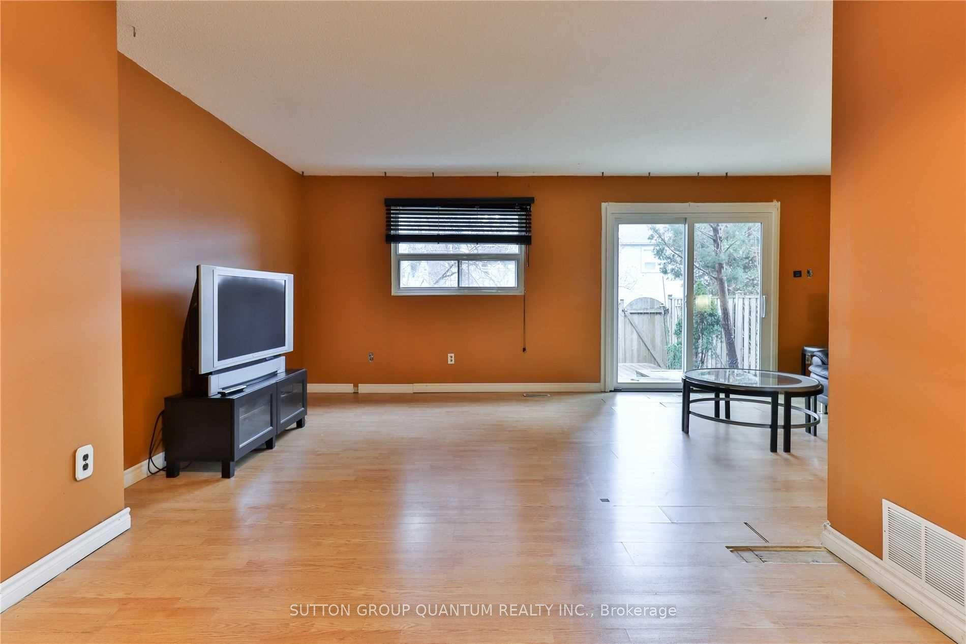 3 Bedrooms Condo at 1055 Shawnmarr, Mississauga For sale
