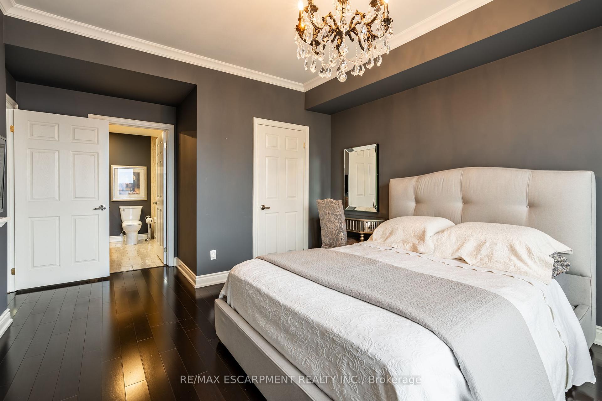 2 Bedrooms Condo at 1477 Lakeshore, Burlington For sale