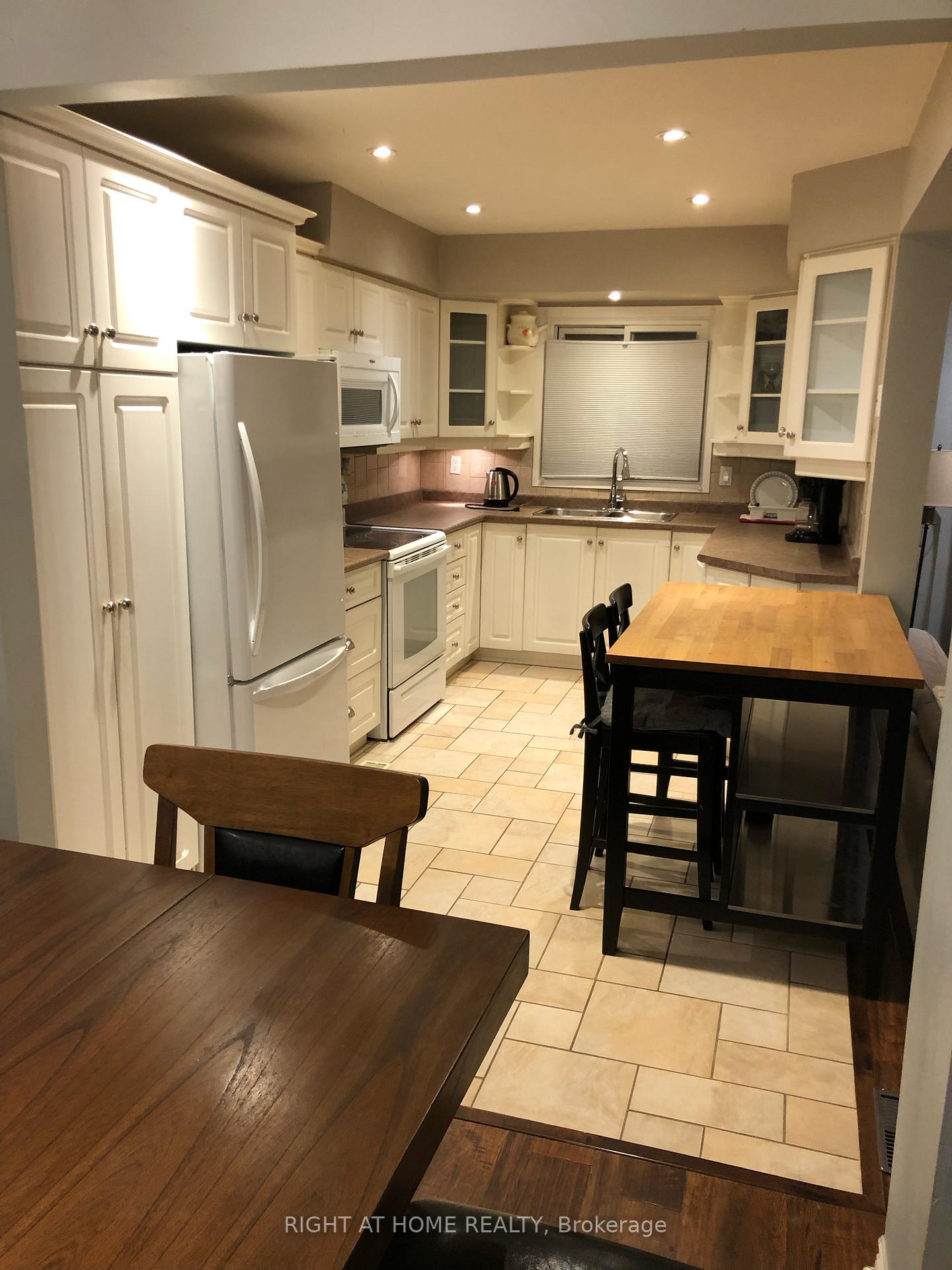 3 Bedrooms Condo at 3345 Silverado, Mississauga For sale