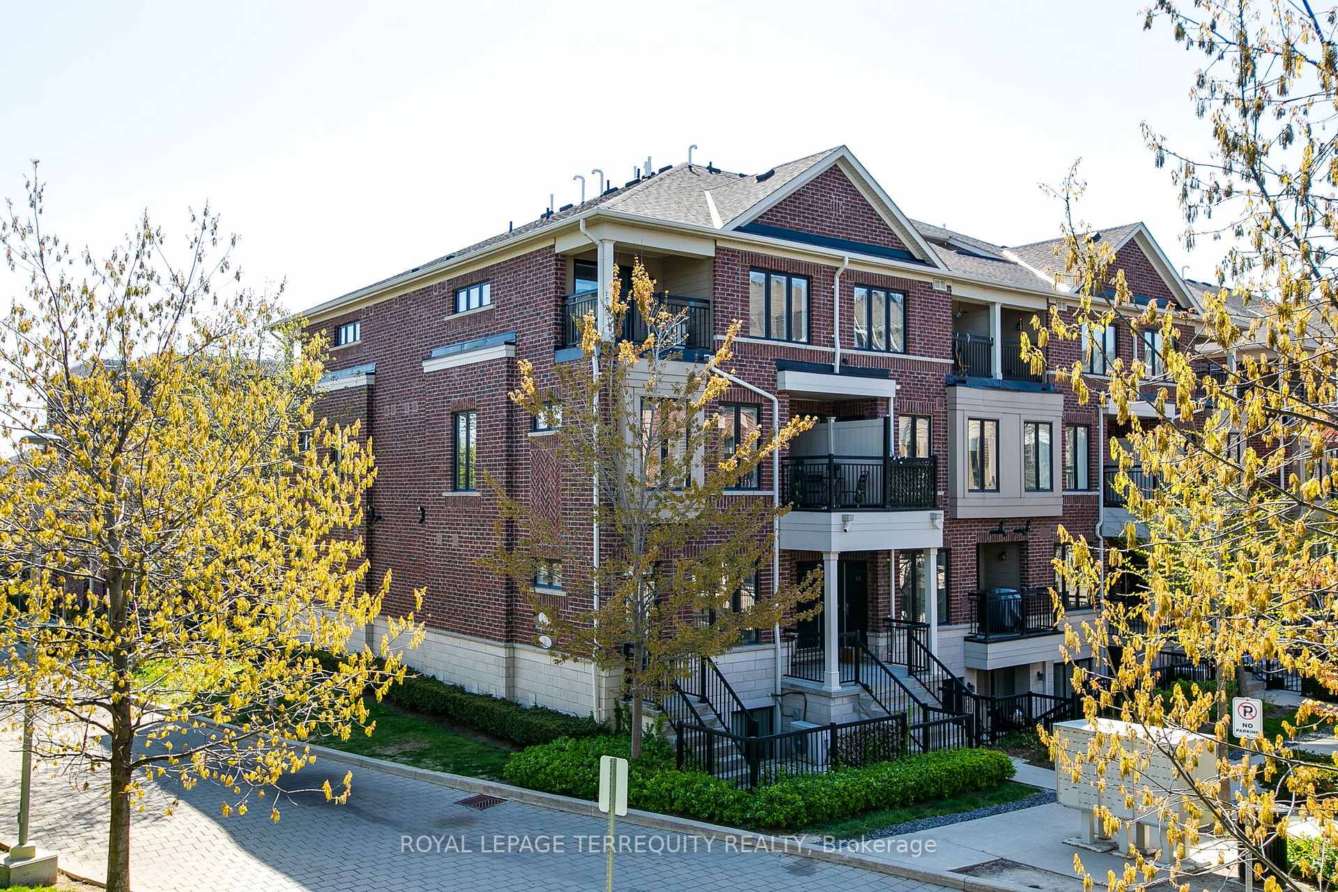 2 Bedrooms Condo at 130 Twenty Fourth, Toronto For sale