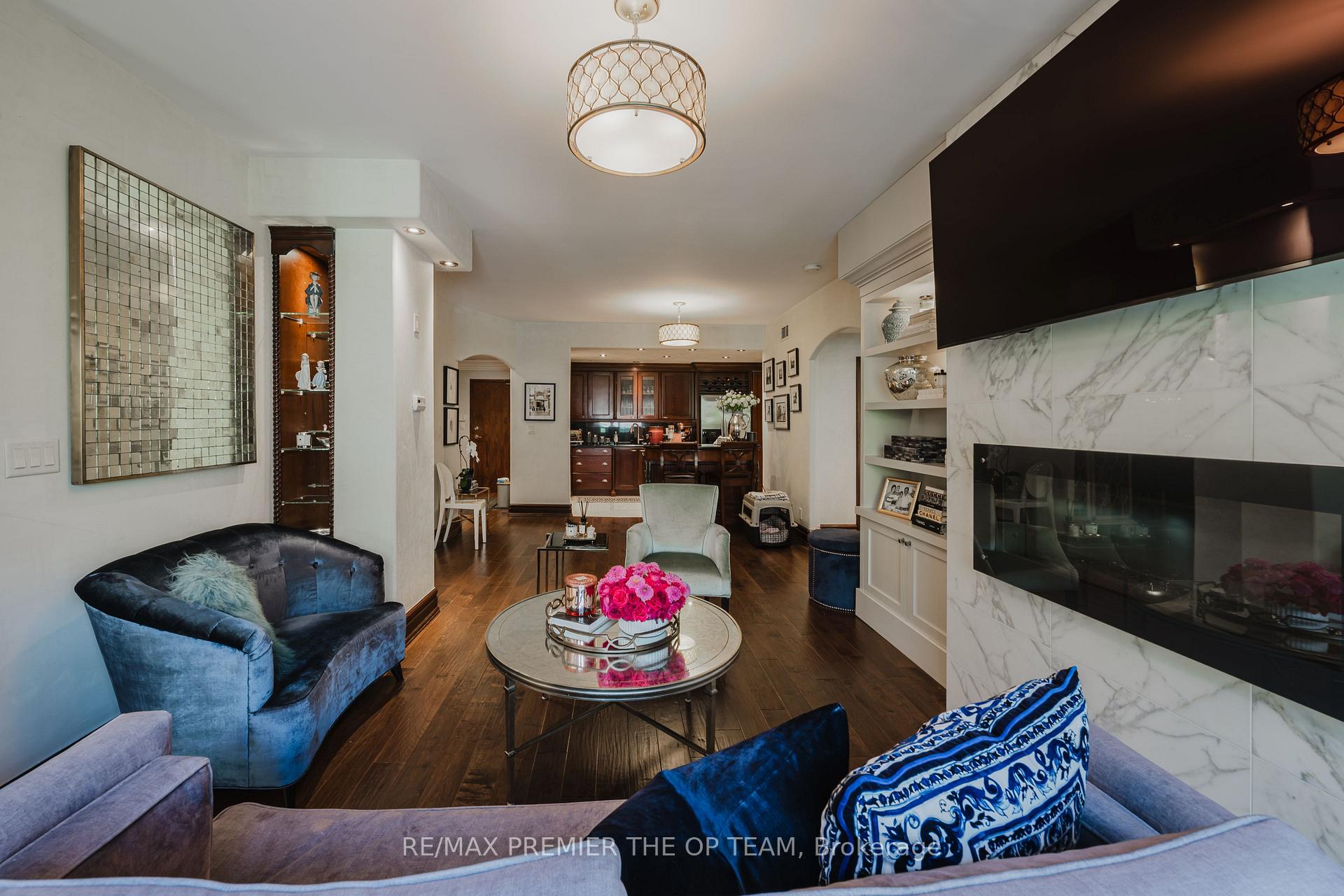 2 Bedrooms Condo at 121 Woodbridge, Vaughan For sale