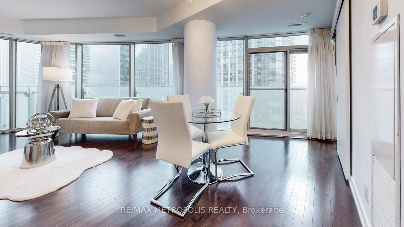 2 Bedrooms Condo at 12 York,  Toronto For sale