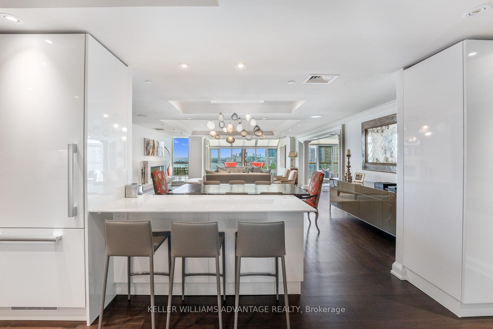 5 Bedrooms Condo at 211 Queens, Toronto For sale