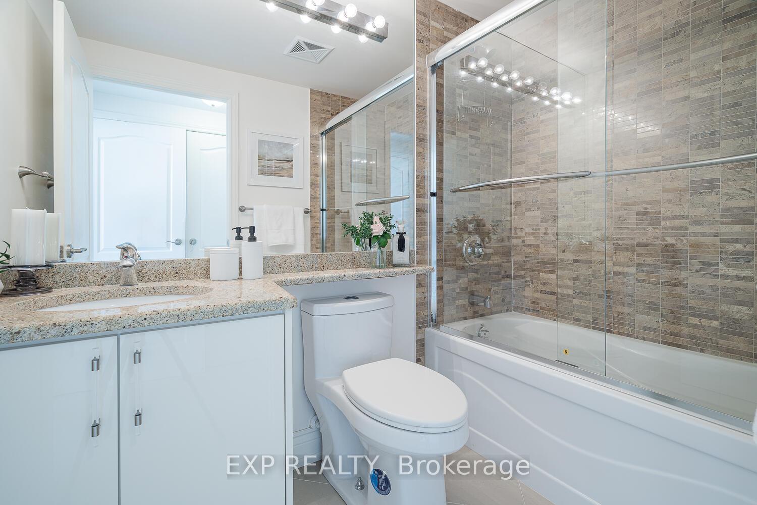 3 Bedrooms Condo at 88 Promenade, Vaughan For sale