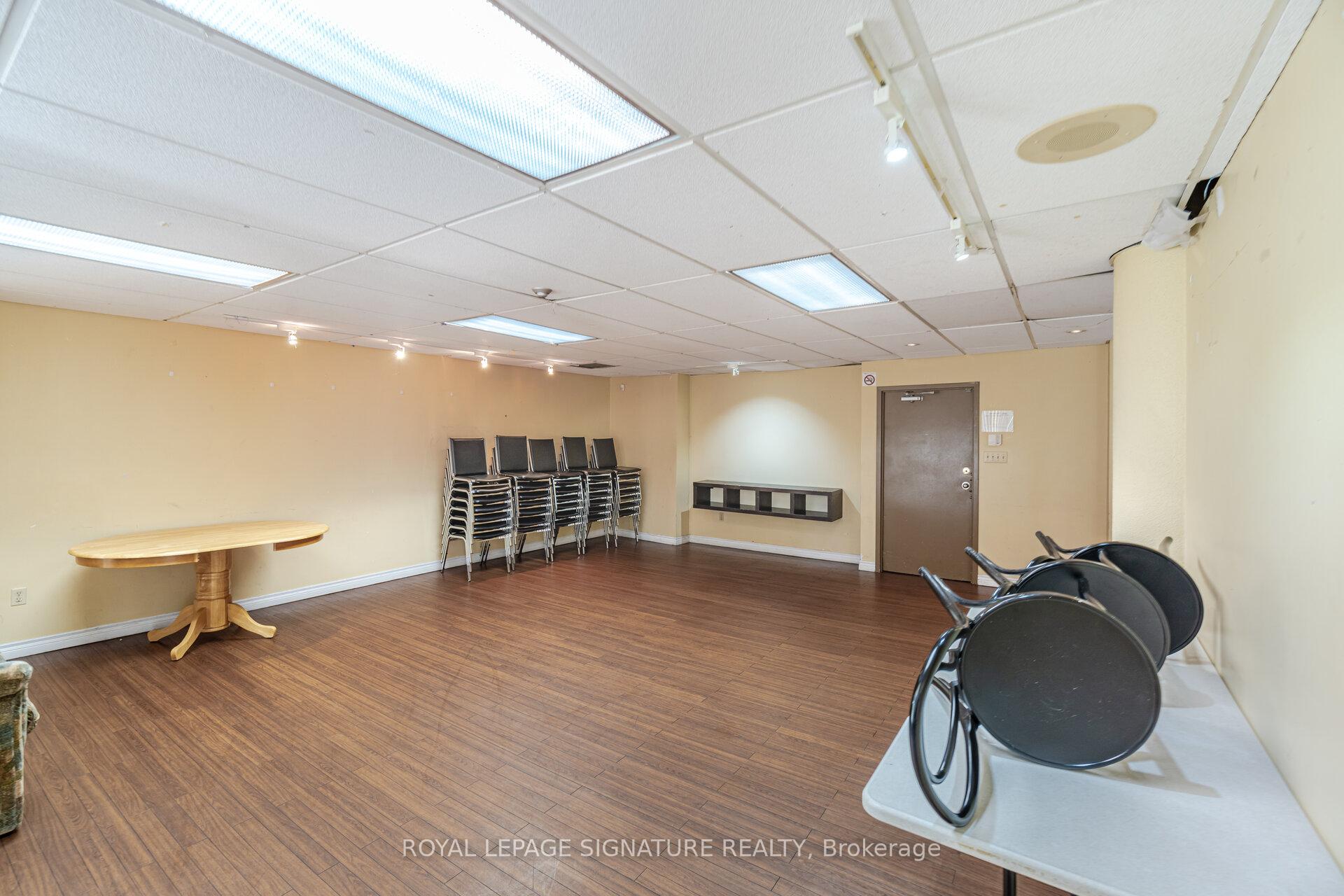 3 Bedrooms Condo at 10 Markbrook, Toronto For sale
