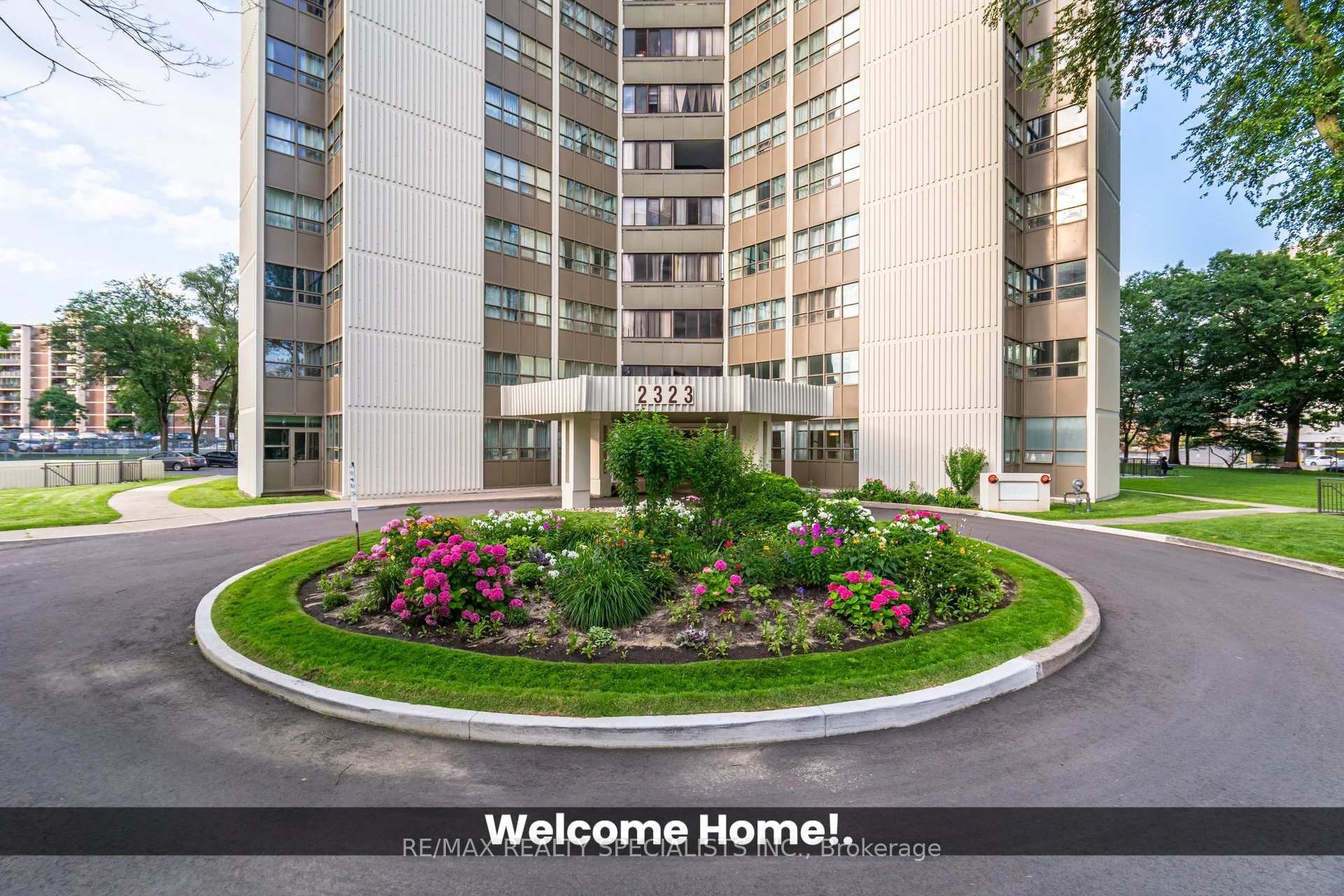 3 Bedrooms Condo at 2323 Confederation, Mississauga For sale