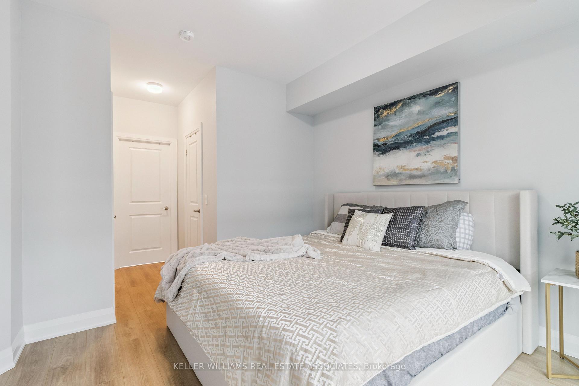 2 Bedrooms Condo at 5289 Highway 7, Vaughan For sale
