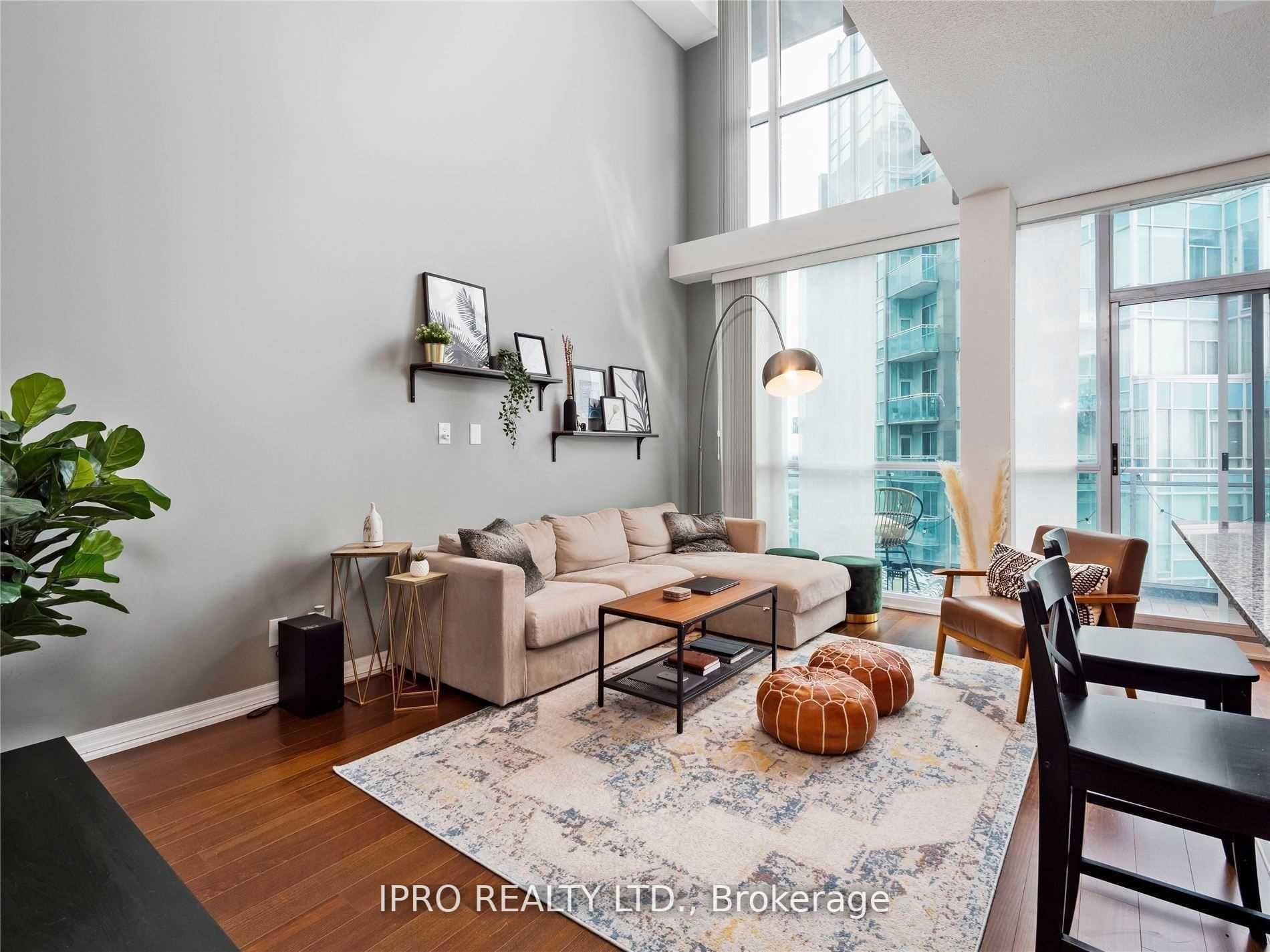 2 Bedrooms Condo at 223 Webb, Mississauga For sale