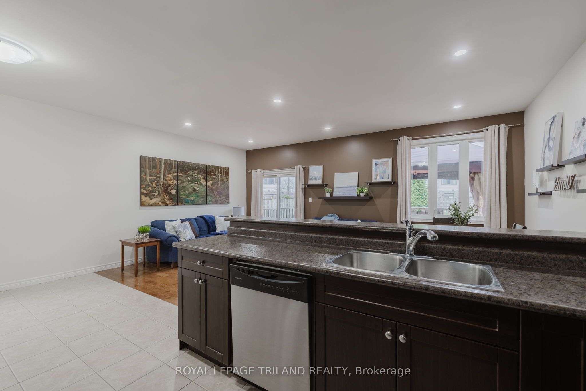 711 Springwood Crescent
