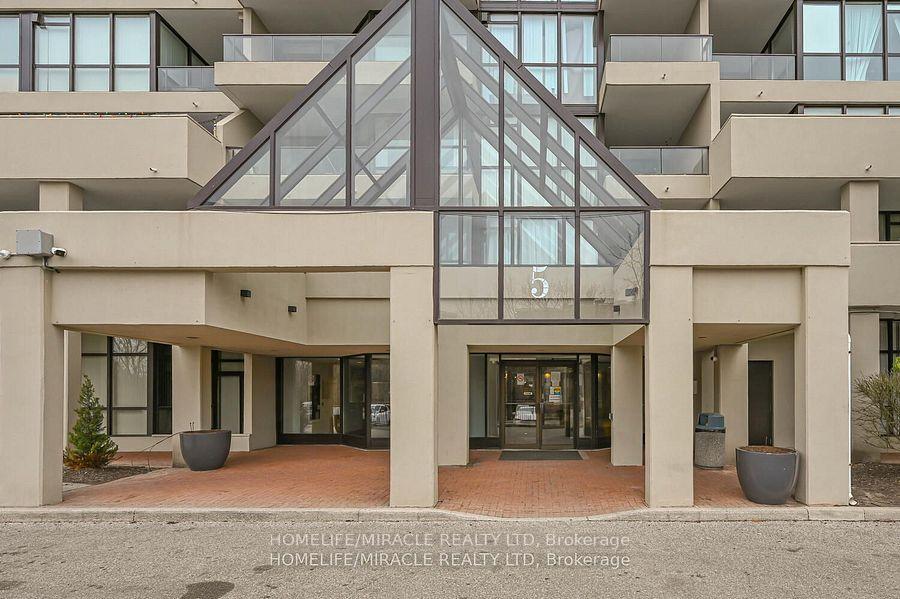 3 Bedrooms Condo at 5 Rowntree, Toronto For sale