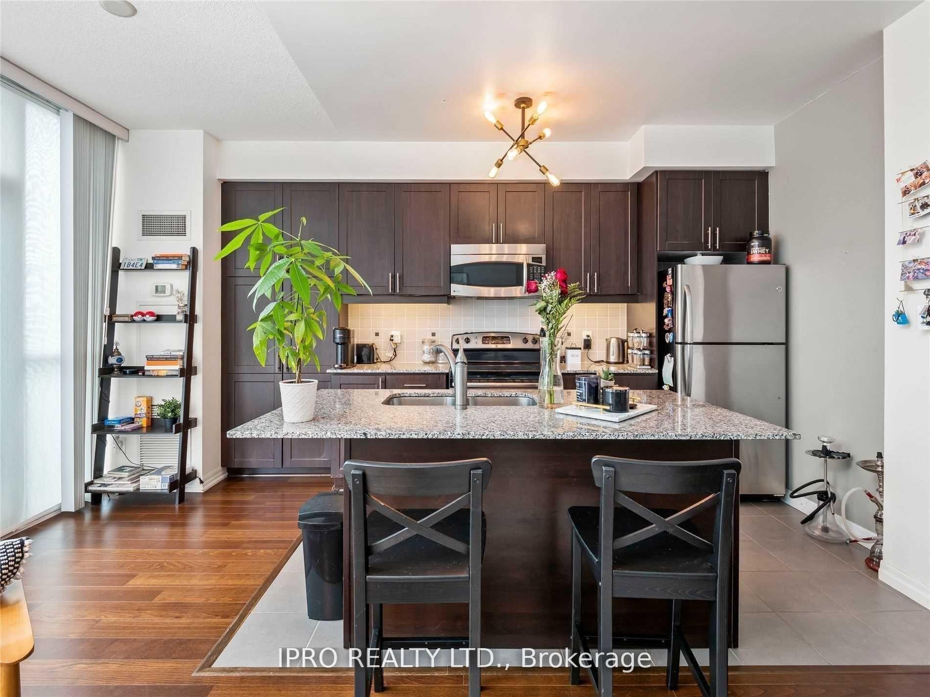 2 Bedrooms Condo at 223 Webb, Mississauga For sale