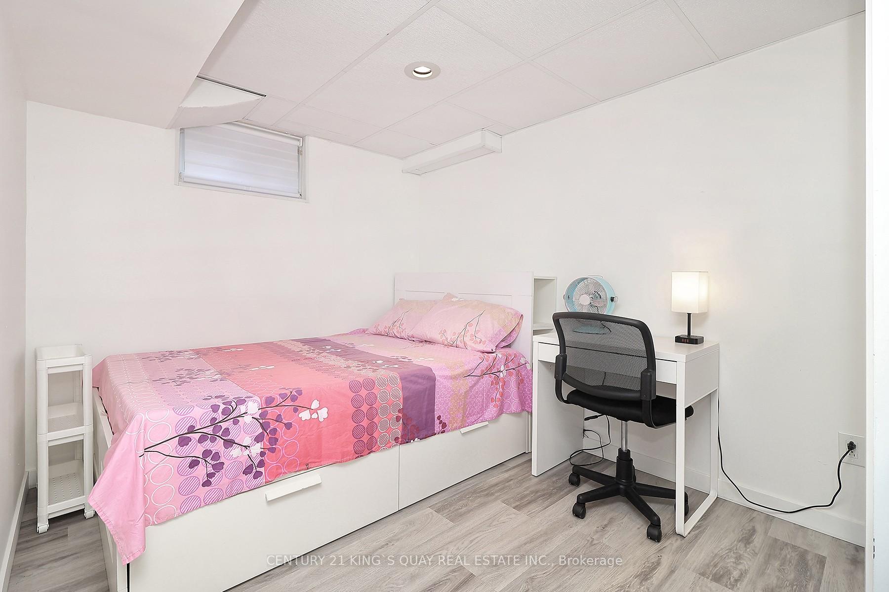 4 Bedrooms Condo at 25 Whitecap, Toronto For sale