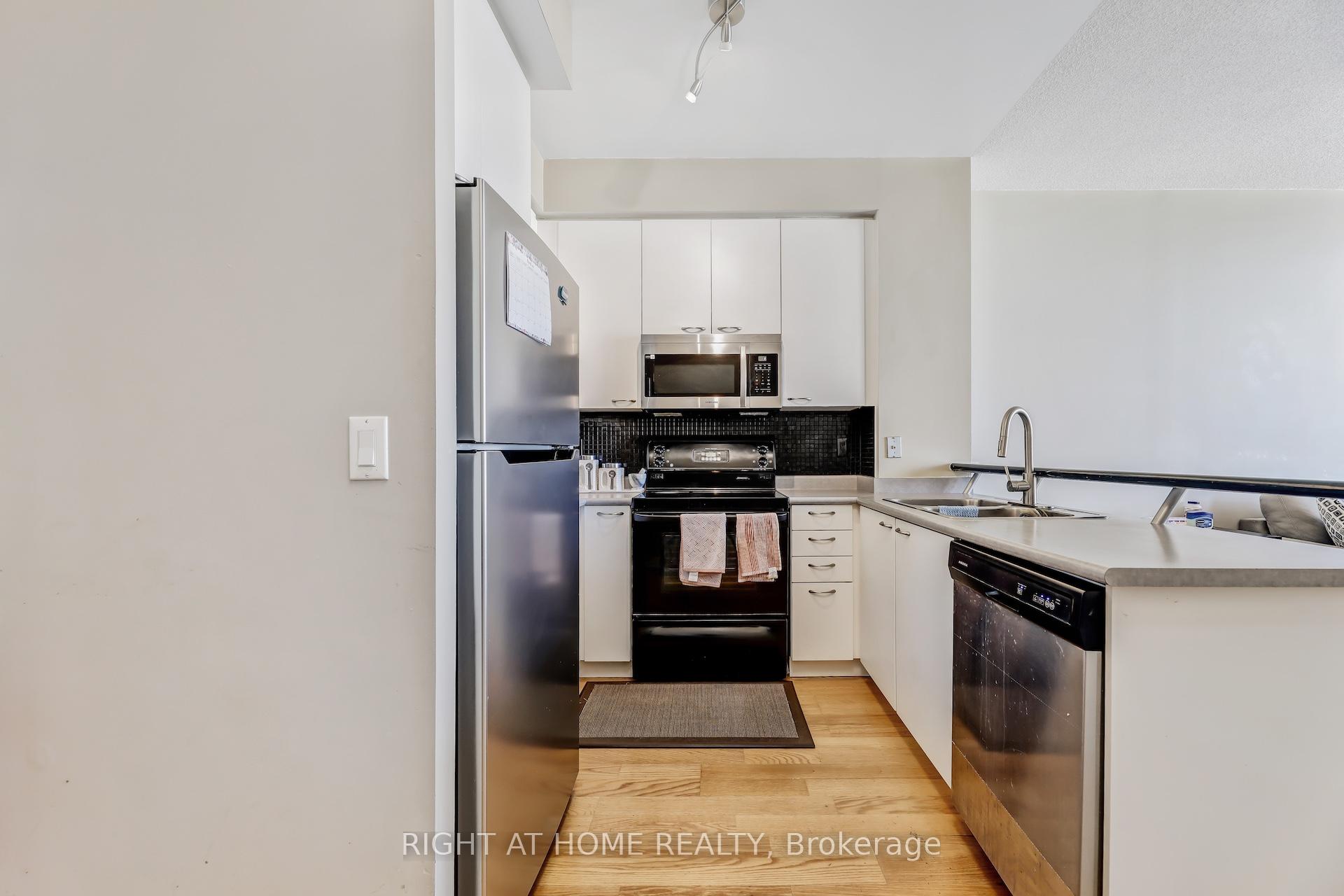 2 Bedrooms Condo at 3939 Duke Of York, Mississauga For sale