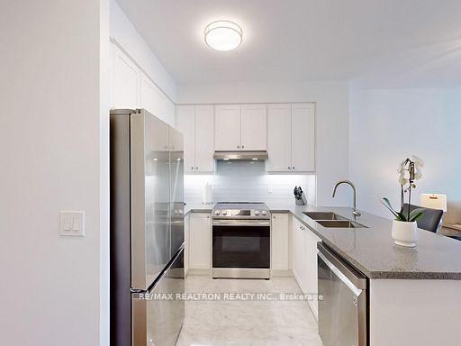 2 Bedrooms Condo at 225 Webb, Mississauga For sale