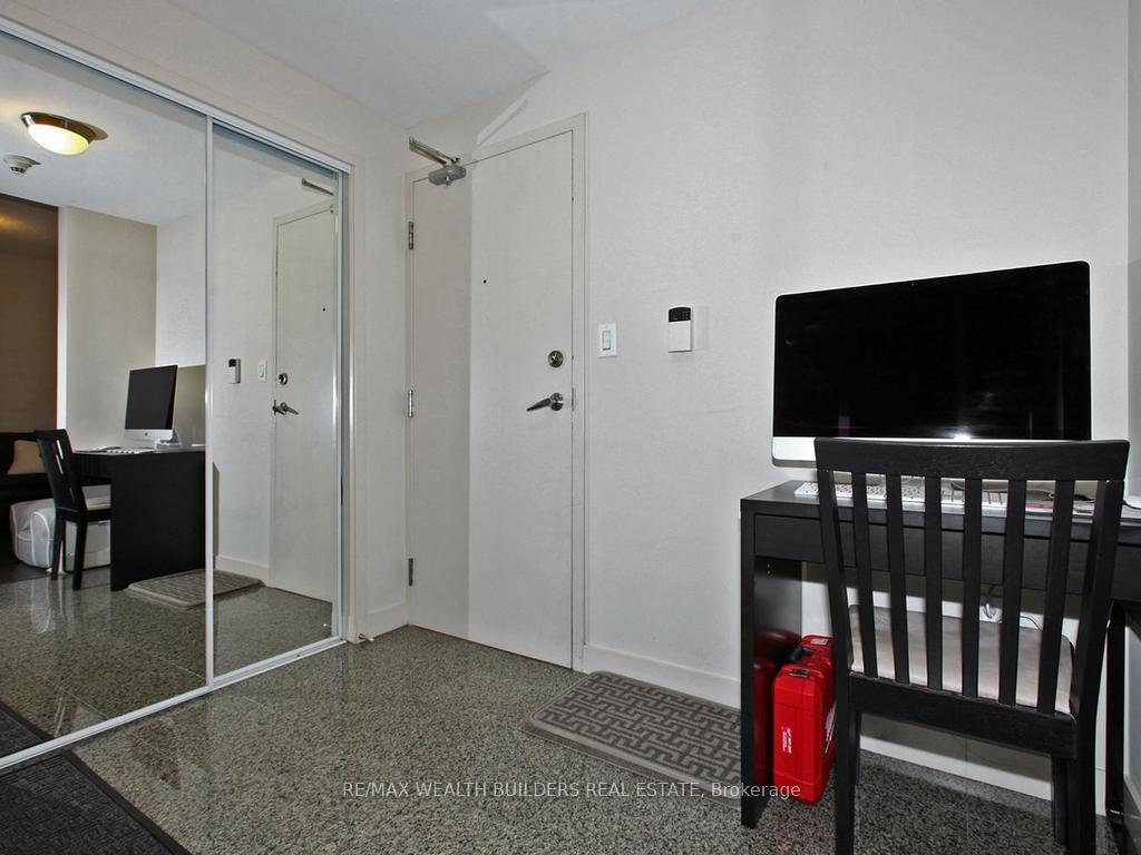 3 Bedrooms Condo at 35 Mariner,  Toronto For sale
