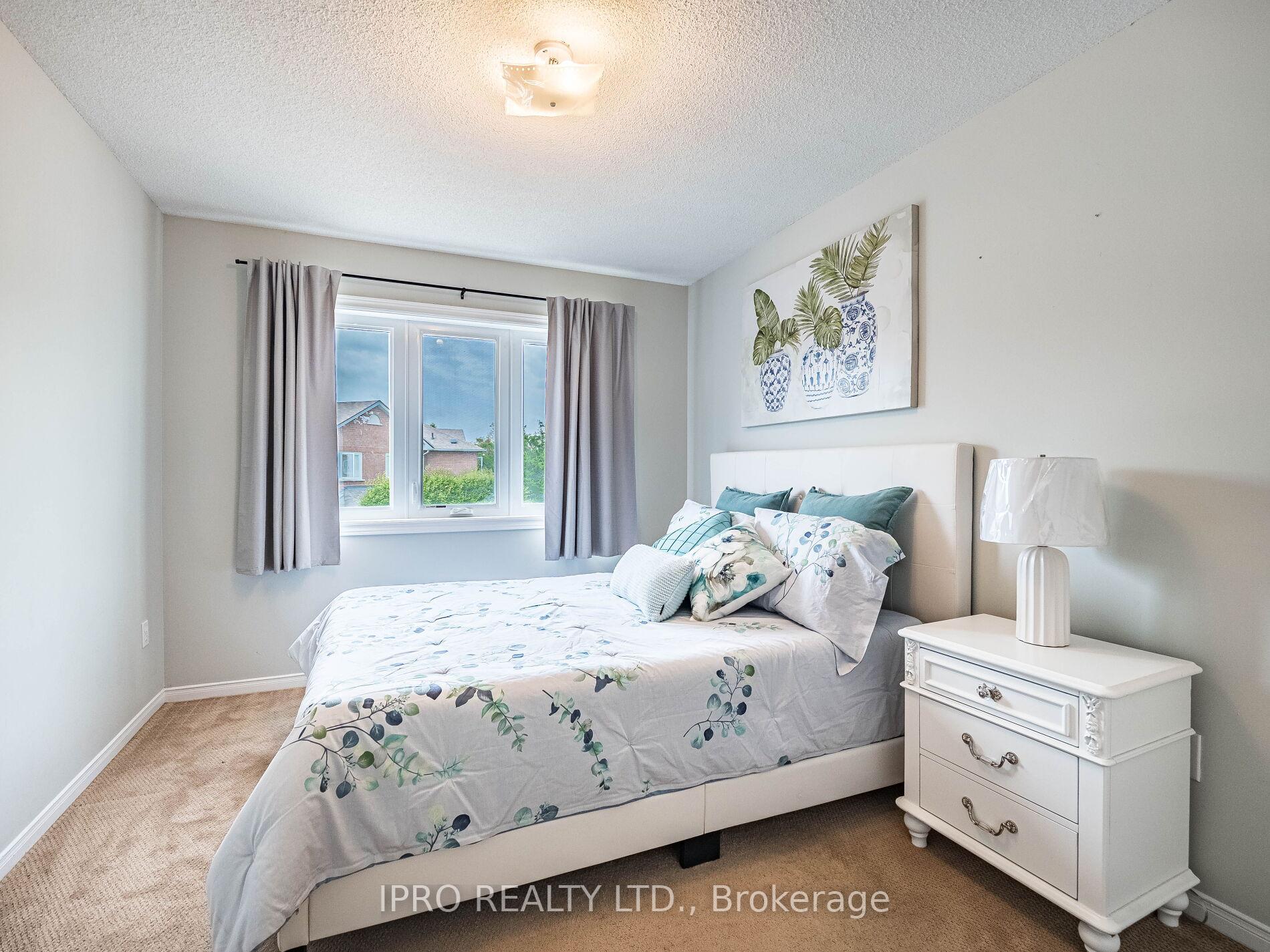 4 Bedrooms Condo at 833 Scollard, Mississauga For sale