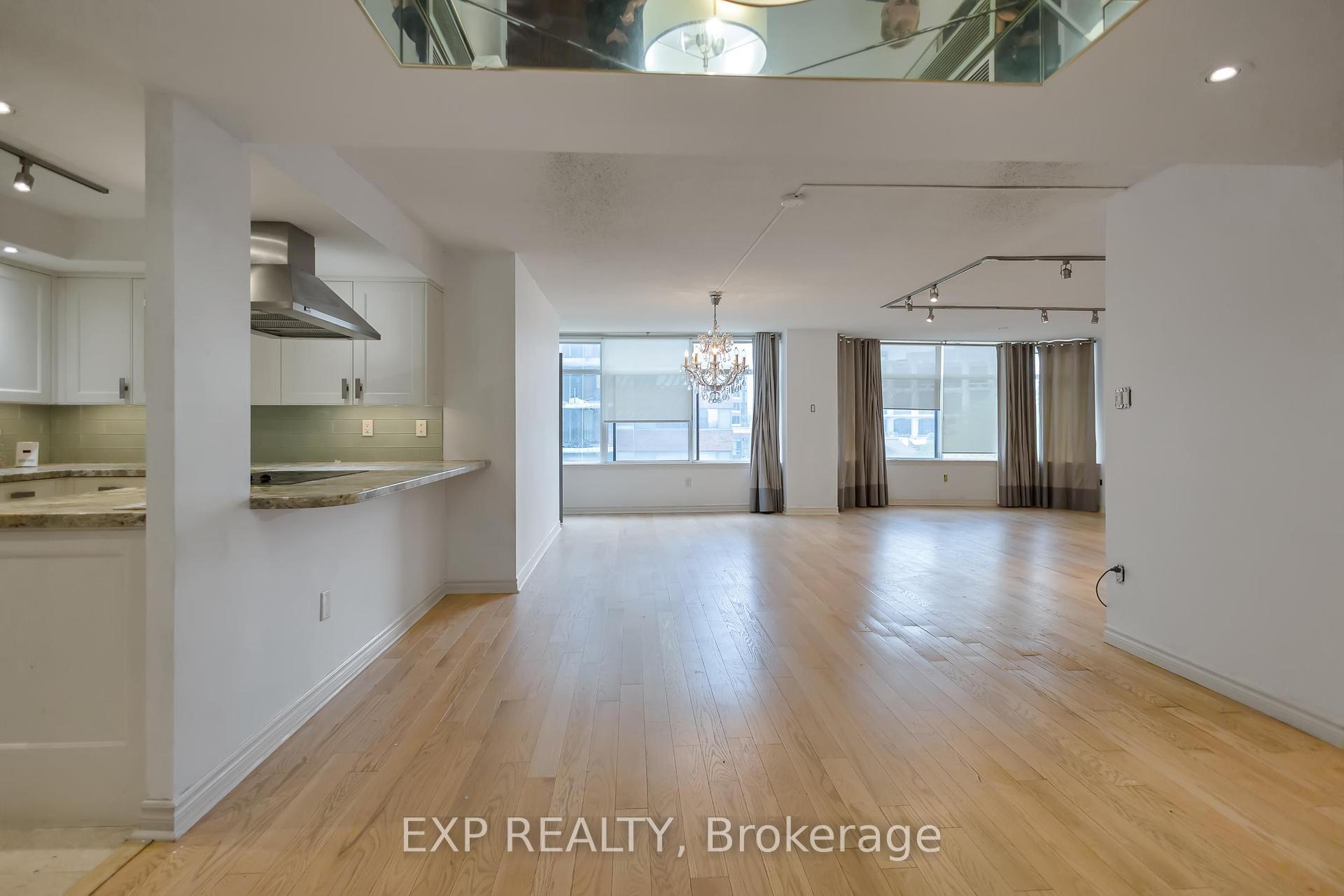 2 Bedrooms Condo at 900 Yonge, Toronto For sale
