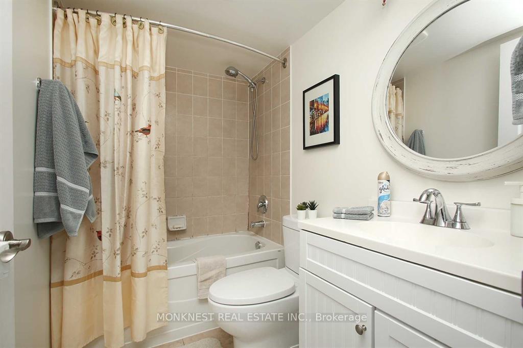 2 Bedrooms Condo at 68 Grangeway, Toronto For sale