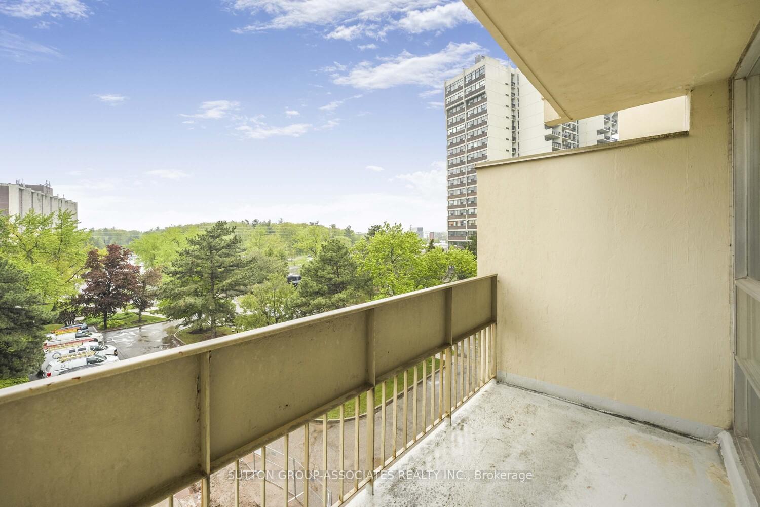 3 Bedrooms Condo at 1300 Marlborough, Oakville For sale