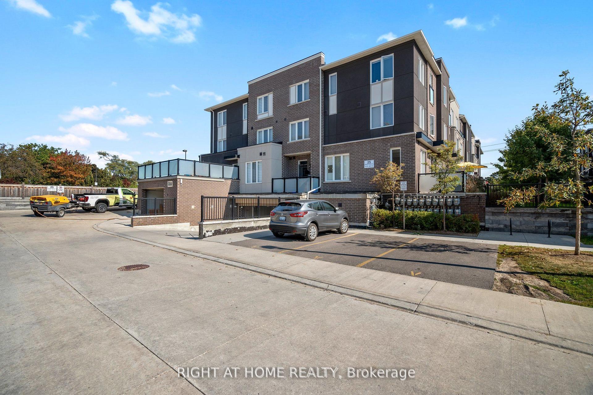 3 Bedrooms Condo at 25 Heron Park, Toronto For sale