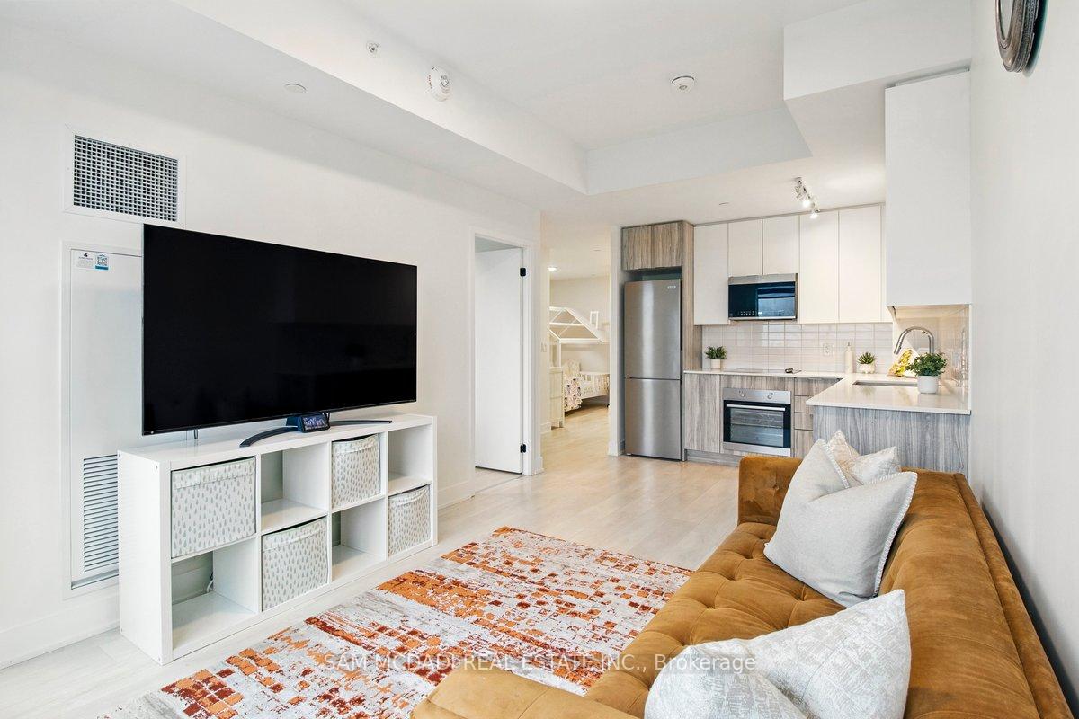 2 Bedrooms Condo at 2489 Taunton, Oakville For sale