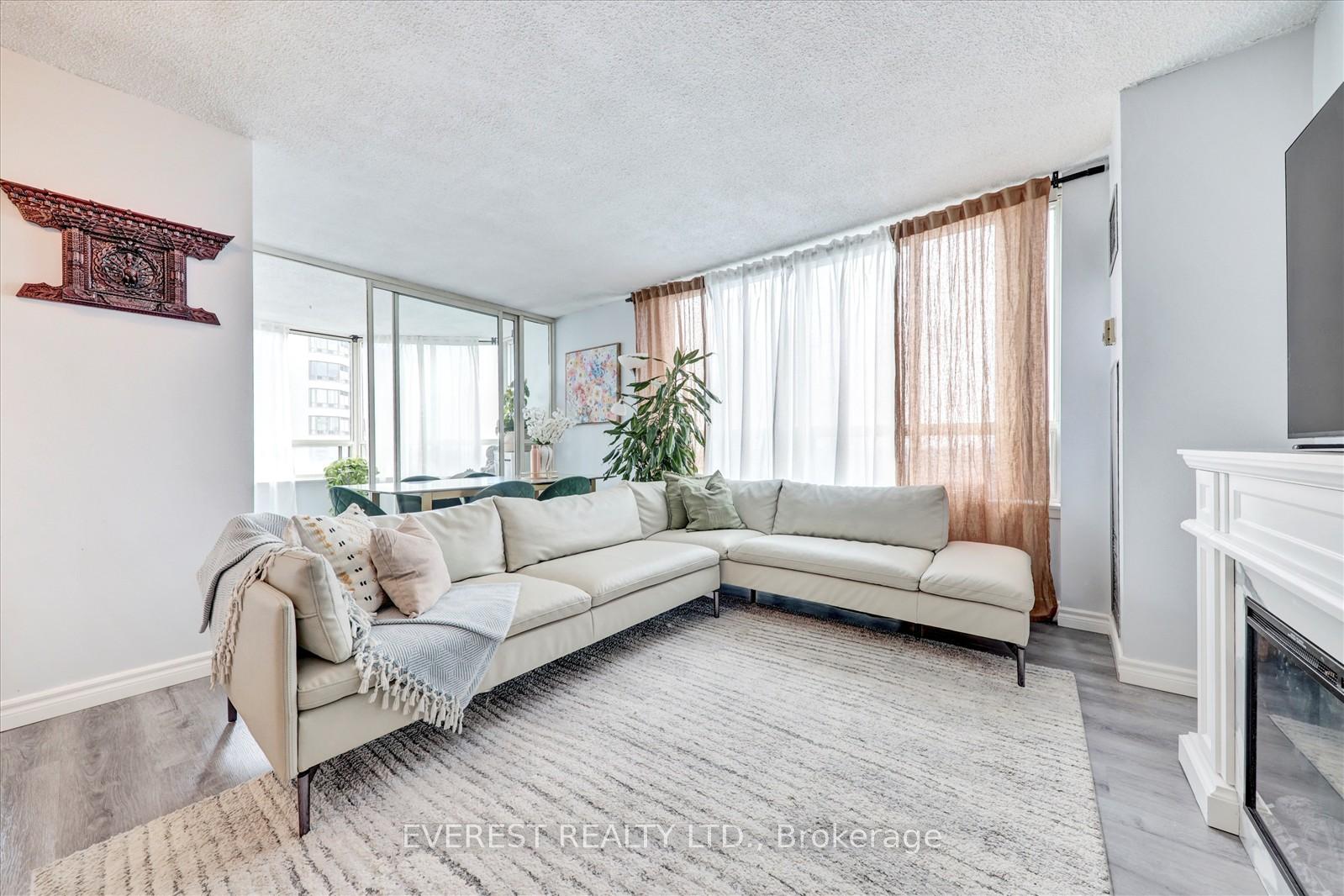 3 Bedrooms Condo at 3 Greystone Walk, Toronto For sale