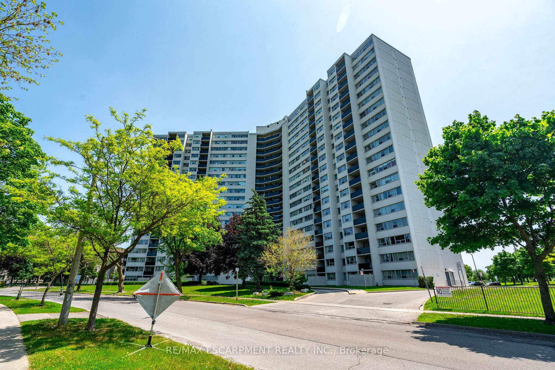 2 Bedrooms Condo at 530 Lolita, Mississauga For sale