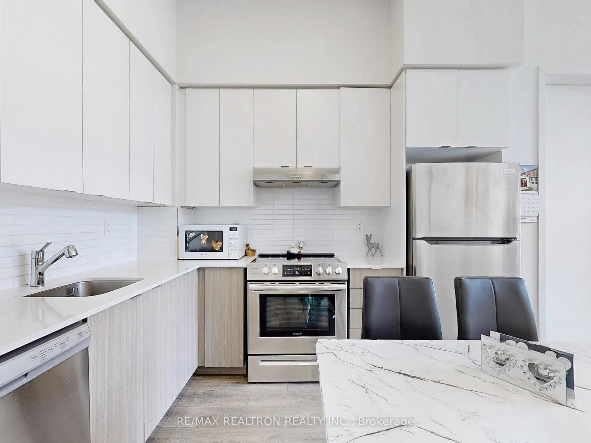 2 Bedrooms Condo at 160 Canon Jackson, Toronto For sale
