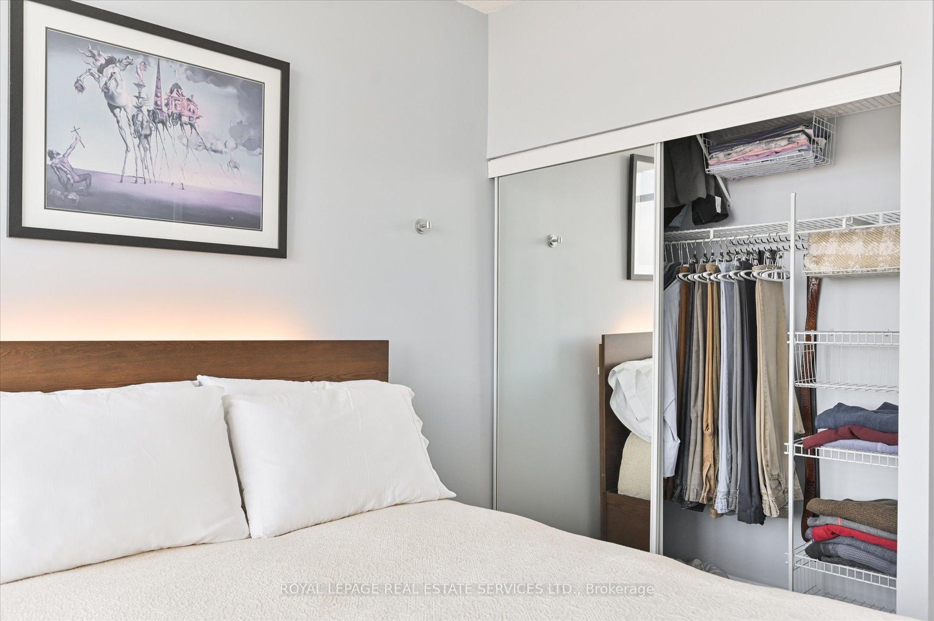 1 Bedroom Condo at 15 Windermere,  Toronto For sale