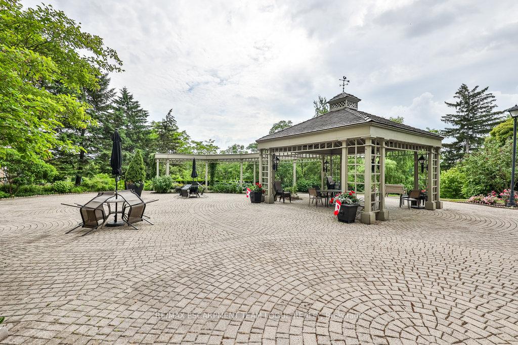 2 Bedrooms Condo at 2511 Lakeshore, Oakville For sale