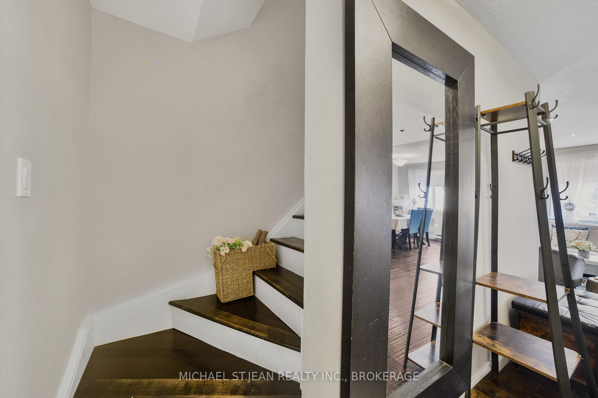 4 Bedrooms Condo at 1016 Falgarwood,  Oakville For sale