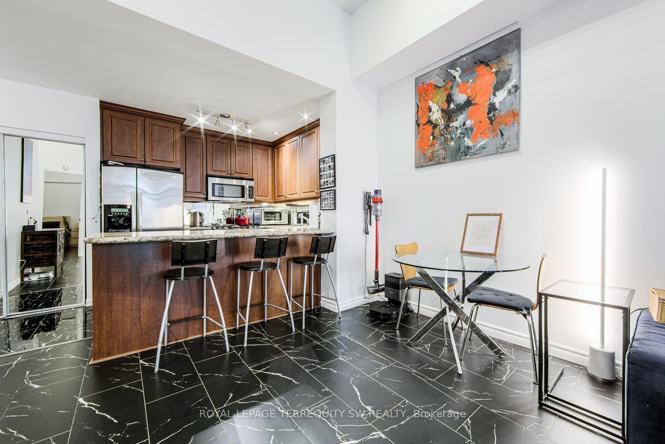 2 Bedrooms Condo at 618 A Fleet, Toronto For sale