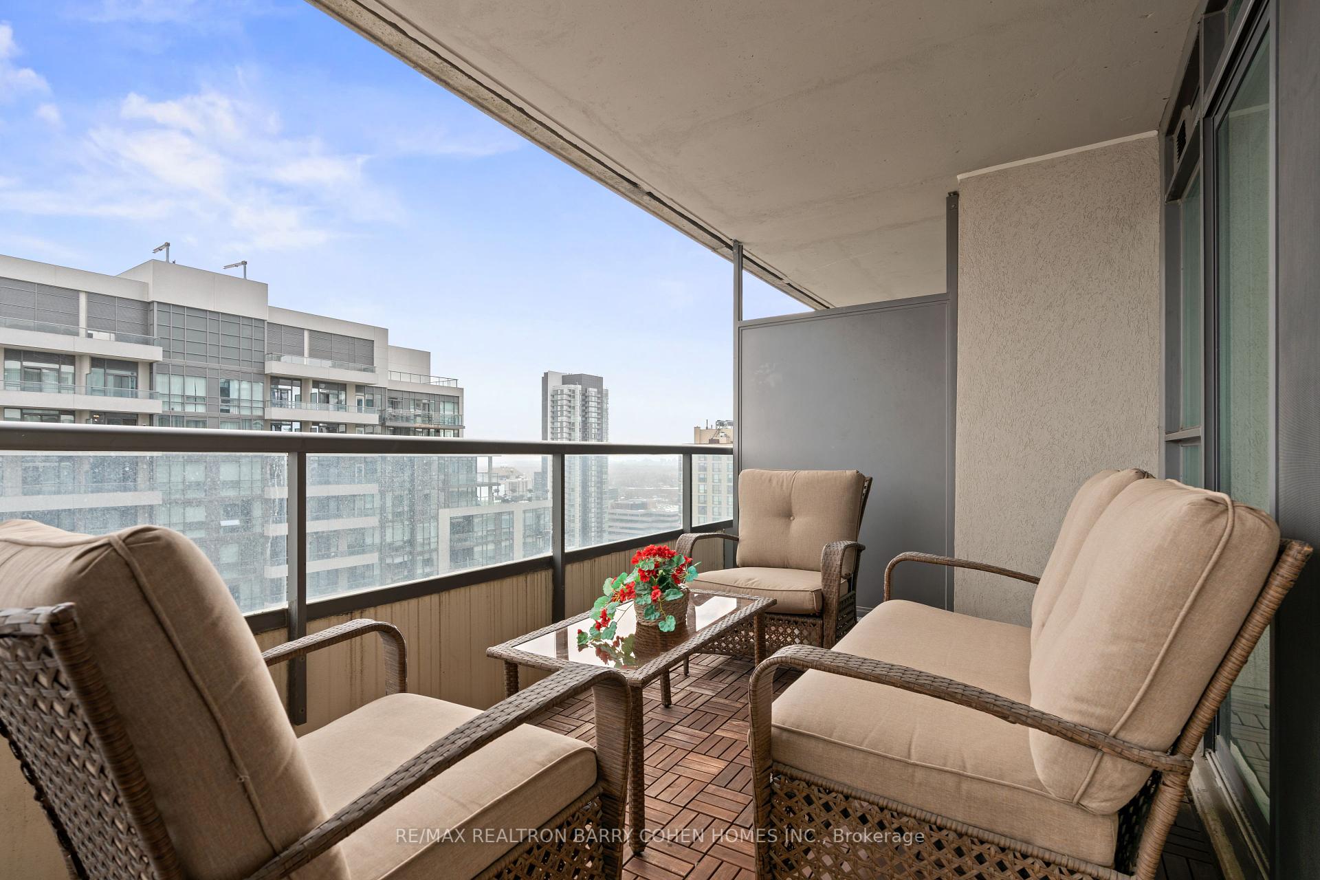 3 Bedrooms Condo at 23 Hollywood,  Toronto For sale