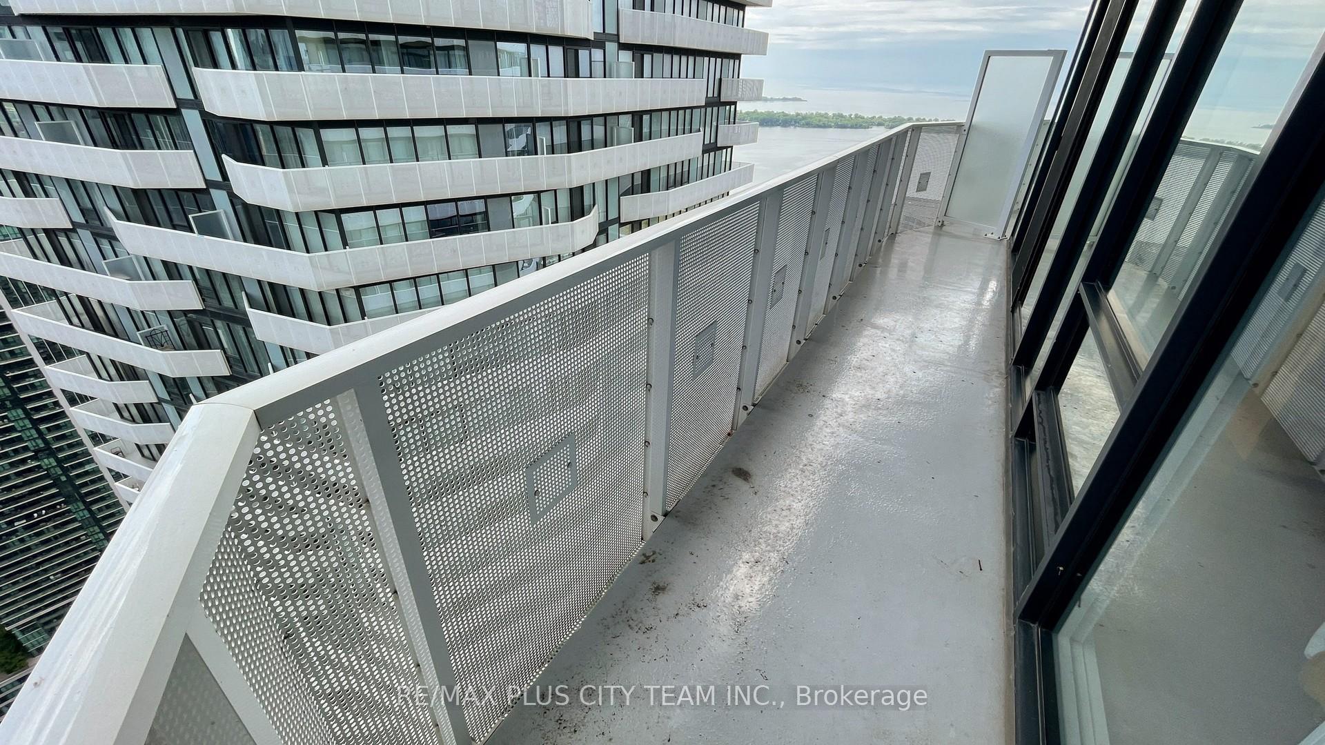 2 Bedrooms Condo at 100 Harbour, Toronto For sale