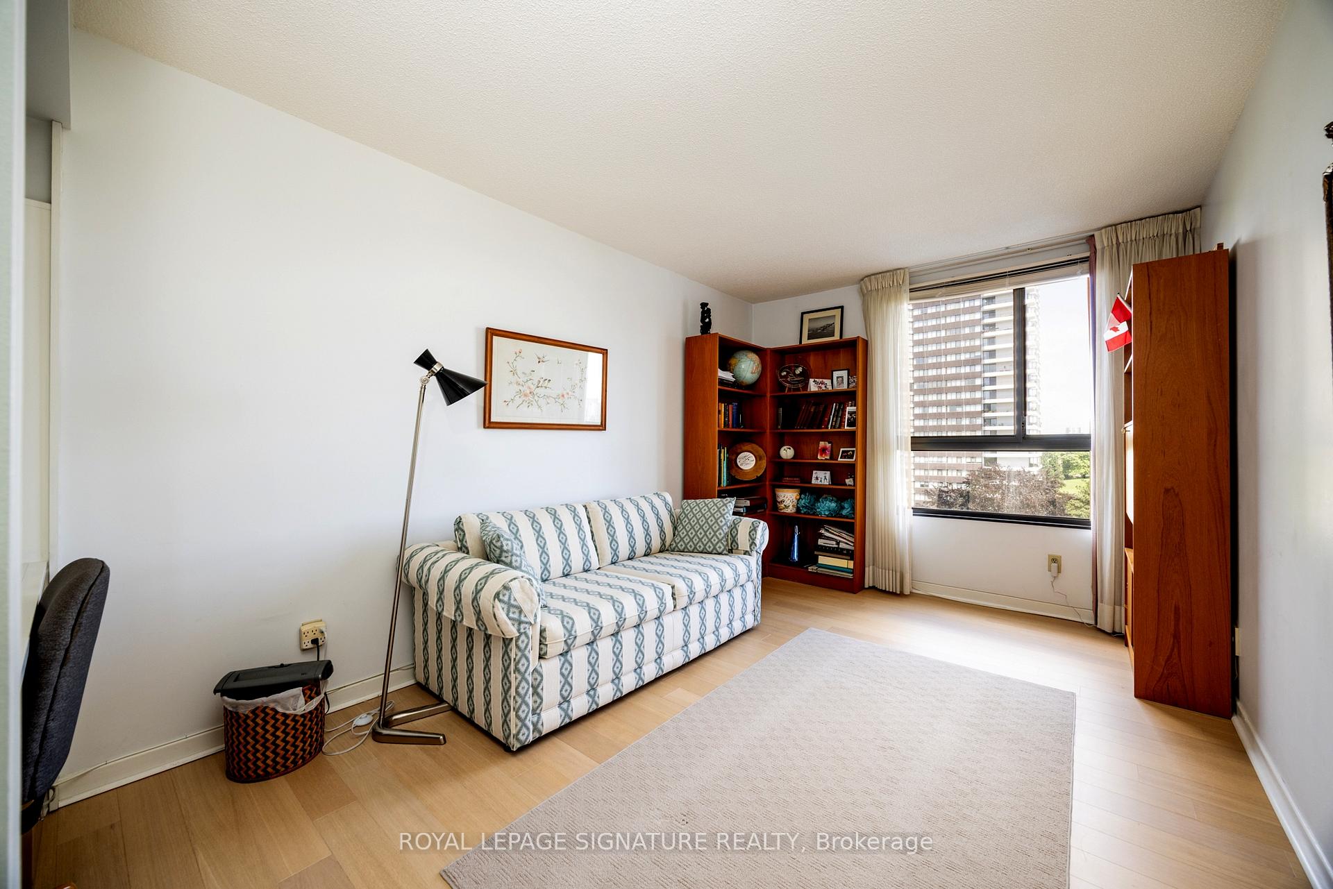 3 Bedrooms Condo at 1300 Bloor, Mississauga For sale
