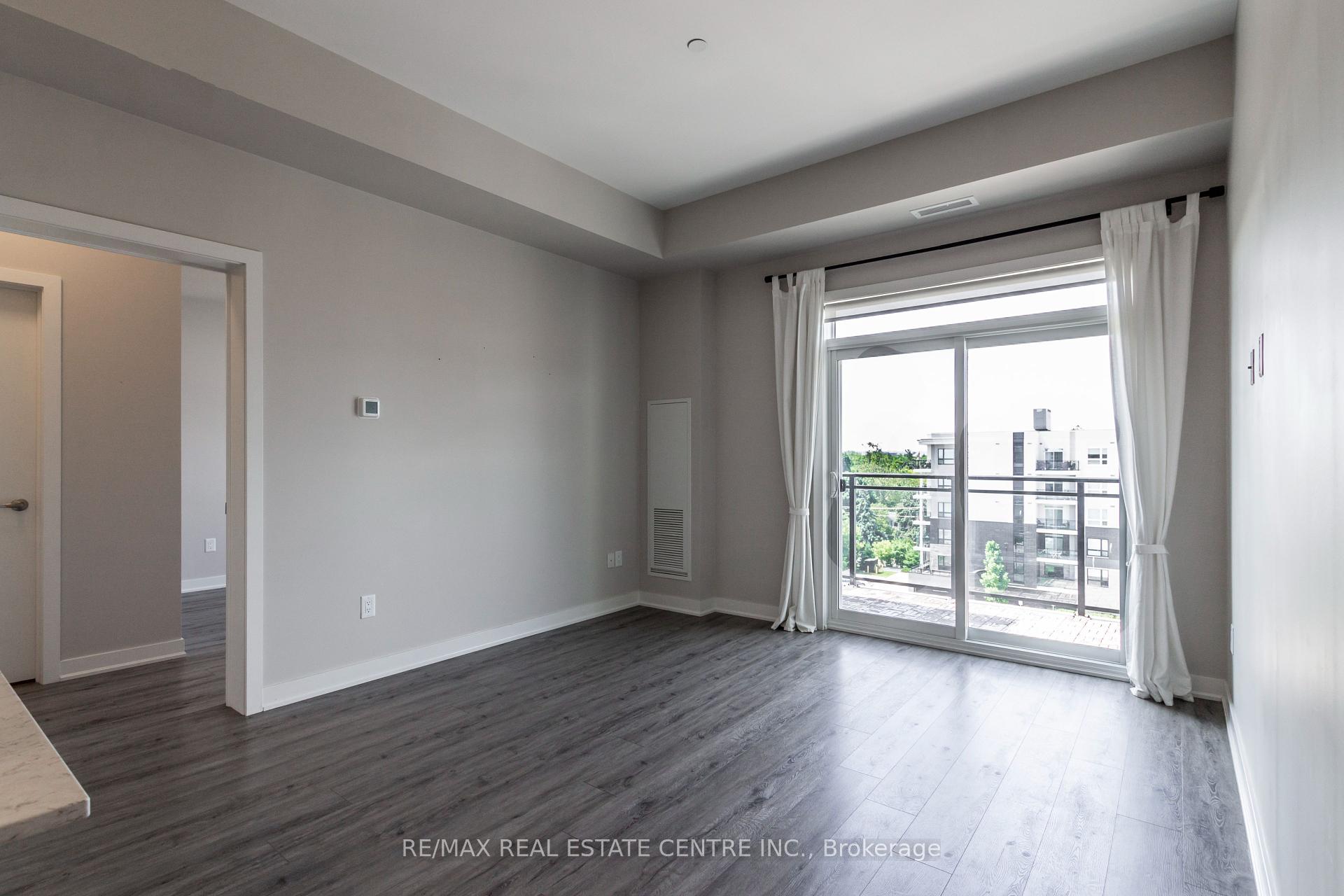 2 Bedrooms Condo at 340 Plains, Burlington For sale