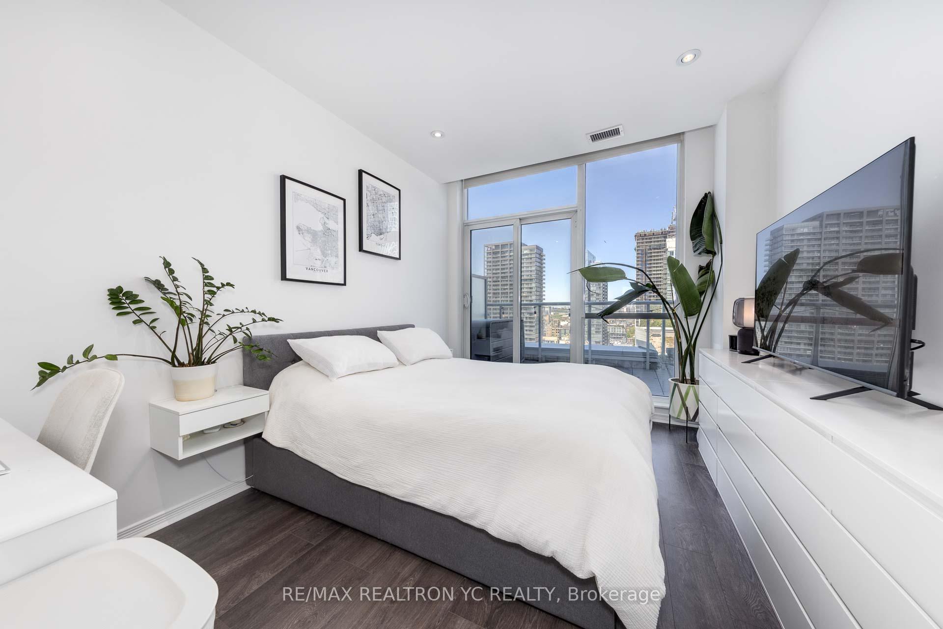 2 Bedrooms Condo at 352 Front, Toronto For sale