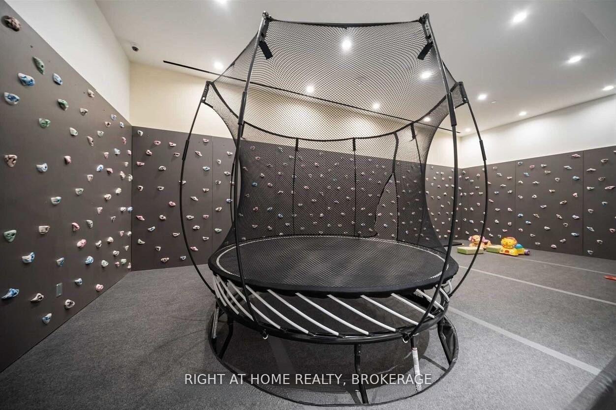 2 Bedrooms Condo at 39 Roehampton, Toronto For sale