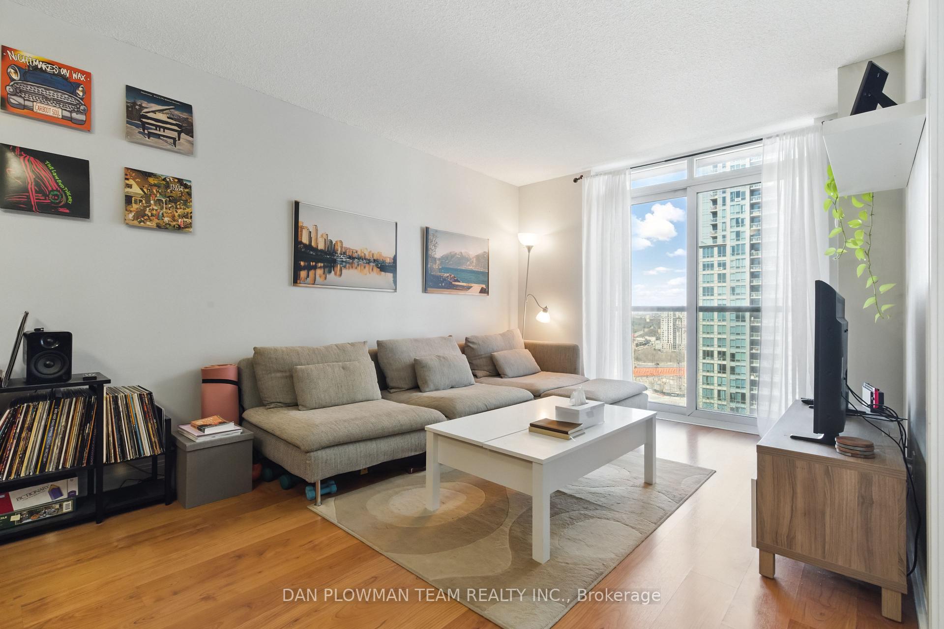 1 Bedroom Condo at 35 Viking, Toronto For sale