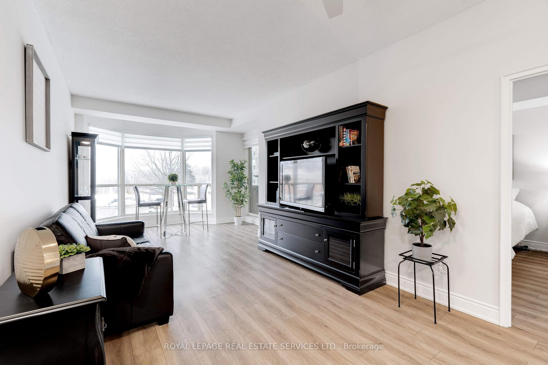 2 Bedrooms Condo at 2511 Lakeshore,  Oakville For sale
