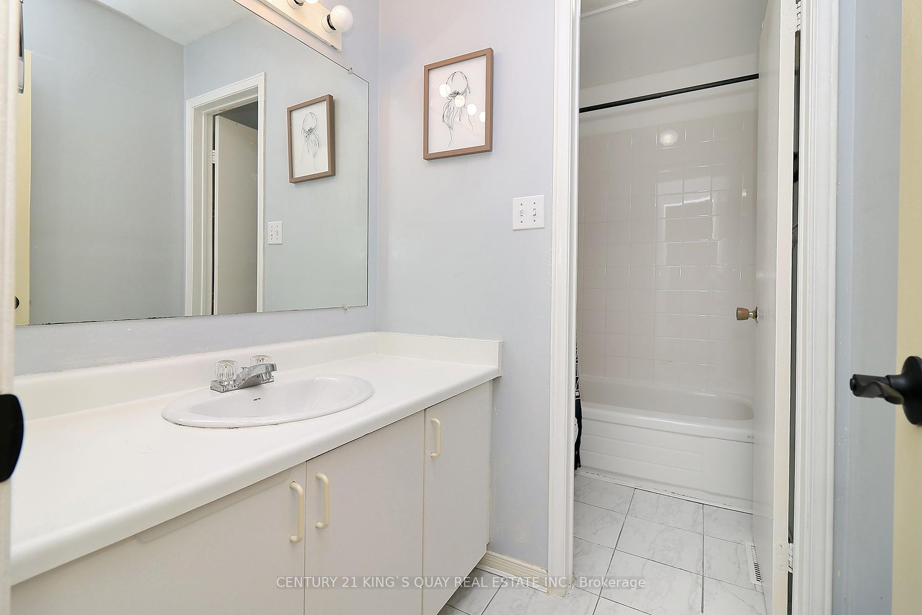 4 Bedrooms Condo at 25 Whitecap, Toronto For sale