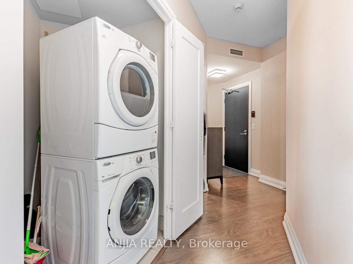 3 Bedrooms Condo at 2 Anndale,  Toronto For sale