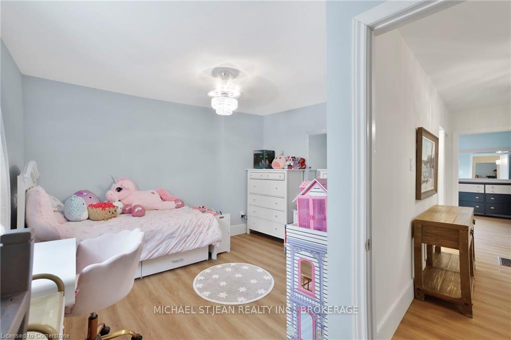 2 Bedrooms Condo at 621 Francis, Burlington For sale