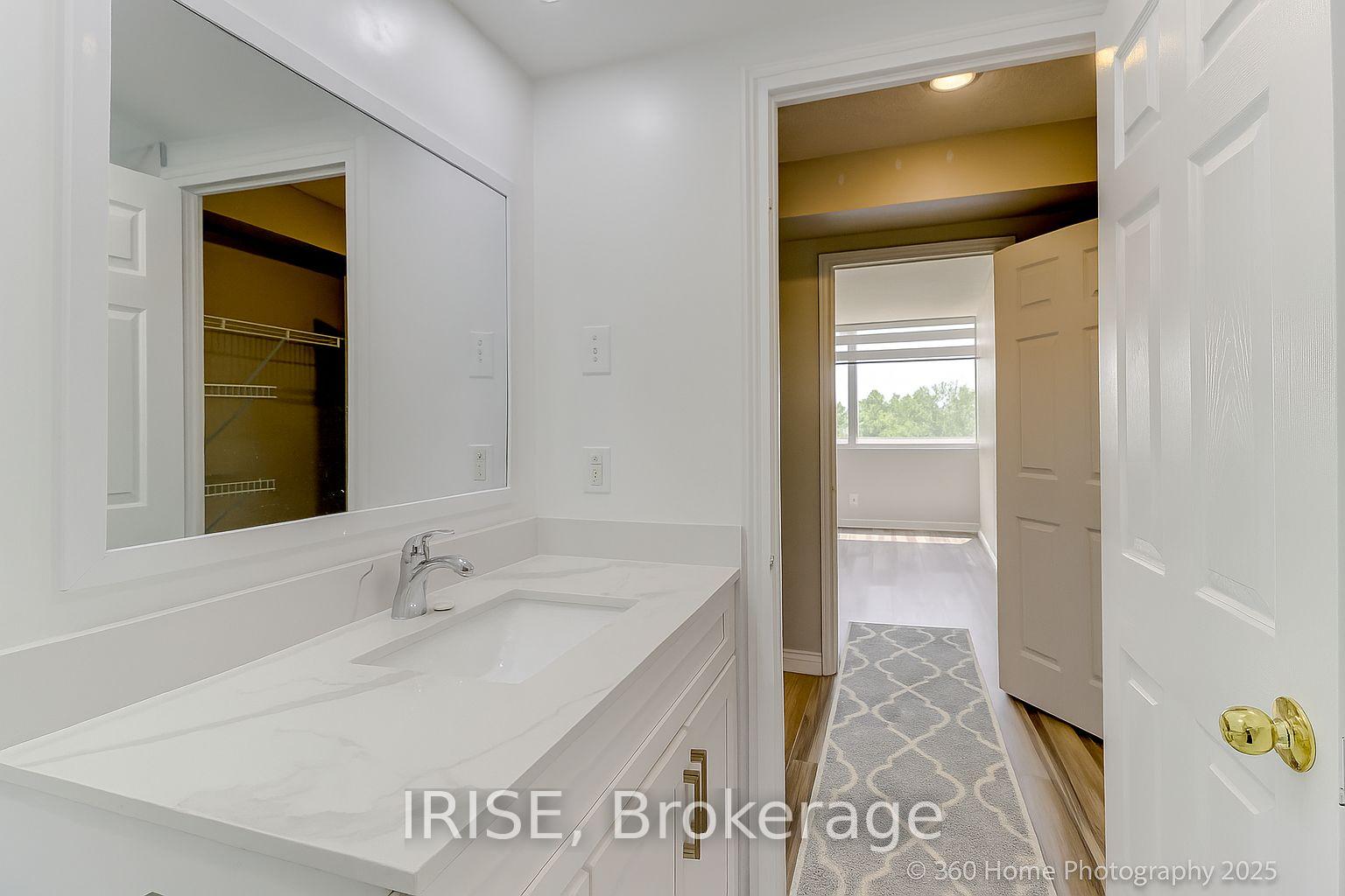 2 Bedrooms Condo at 1001 Cedarglen, Mississauga For sale