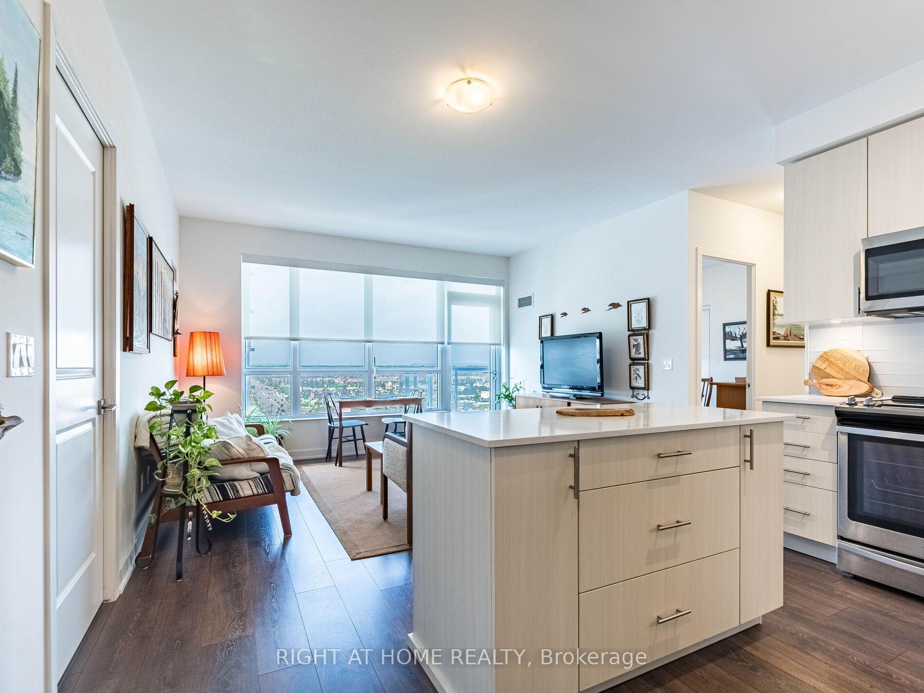 3 Bedrooms Condo at 4655 Glen Erin, Mississauga For sale